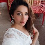 Madhuurima Instagram - Nazrein mili dil dhadka ! Meri dhadkan ne kaha 😍 Complete the folllowing…..🤪🤪 #explore #insta #white #angel #love