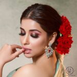 Madhuurima Instagram - Stirring curiosity with bold metallic glimmering shades on the lids, she looks absolutely stunning in an enchanting blend of chestnut and pink make-up look, perfect for the wedding festivities! Mua - @makeupbyhemal In frame - @nyra_banerjee Outfit - @the_o.f.u Jewellery - @rreizojewels Captured by - @mspiration_lakshmiwankhede #MakeupByHemalThakkar #HemalThakkar #mua #IndianMakeupArtist #indianbridalmakeupartist #indianbridalmakeup #indianbride #indianbrides #indianbridallook #indianbridalhairstyle #indianbridalwear #indianbridalinspiration #bridalmakeup #bridalmakeupartist #bridalmakeupartistindia #bridalmakeupartistmumbai #bridalmakeupartistworldwide #indianweddingideas #instamood #instamakeup #instamakeupartist #instafashion #instabride #bridesofindia #bridesofinstagram