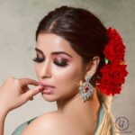 Madhuurima Instagram – Stirring curiosity with bold metallic glimmering shades on the lids, she looks absolutely stunning in an enchanting blend of chestnut and pink make-up look, perfect for the wedding festivities!
 
Mua – @makeupbyhemal 
In frame – @nyra_banerjee 
Outfit – @the_o.f.u 
Jewellery – @rreizojewels 
Captured by – @mspiration_lakshmiwankhede 

#MakeupByHemalThakkar 
 
 
 

 
 
 
 
 
 
 
 
 
 

#HemalThakkar #mua #IndianMakeupArtist #indianbridalmakeupartist #indianbridalmakeup #indianbride #indianbrides #indianbridallook #indianbridalhairstyle #indianbridalwear #indianbridalinspiration #bridalmakeup #bridalmakeupartist #bridalmakeupartistindia #bridalmakeupartistmumbai #bridalmakeupartistworldwide #indianweddingideas #instamood #instamakeup #instamakeupartist #instafashion #instabride #bridesofindia #bridesofinstagram