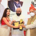 Madhuurima Instagram – Thank you Governor Bhagat Singh Koshyari @bhagatsinghkoshyari “ for presenting me the “Mumbai Hulchal Achiever’s Award “. It’s a great Honour receiving from you 
Thank you Daily Mumbai Hulchal – Dilshad Khan. 
 😇😇 Raj Bhavan Governor’s House Mumbai