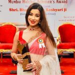 Madhuurima Instagram – Thank you Governor Bhagat Singh Koshyari @bhagatsinghkoshyari “ for presenting me the “Mumbai Hulchal Achiever’s Award “. It’s a great Honour receiving from you 
Thank you Daily Mumbai Hulchal – Dilshad Khan. 
 😇😇 Raj Bhavan Governor’s House Mumbai