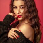 Madhuurima Instagram - Each night the moon kisses secretly the lover who counts the stars Shoot concept @monashairandbeauty Makeup @monashairandbeauty Assistant @ashwarya_2109 Stylist @monashairandbeauty Photography @artographybysagar, #explore #picoftheday #beauty #black #red #photoshoot #life