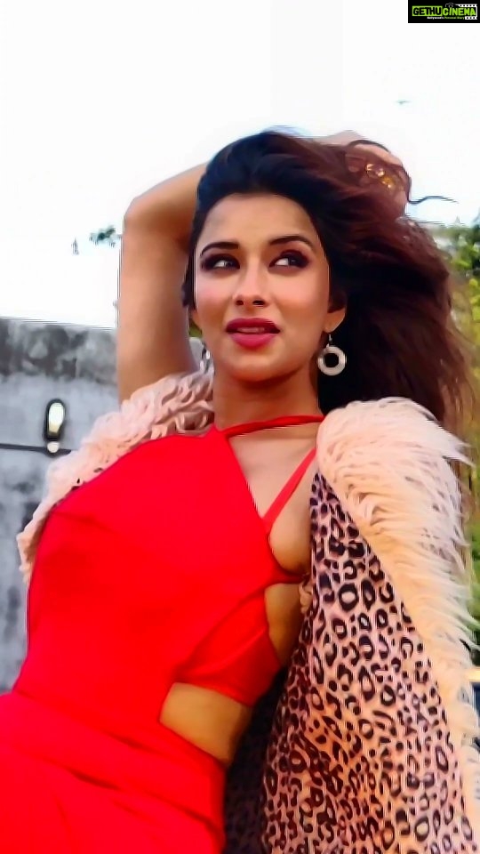 Madhuurima Instagram - πΊNair On fire π₯ with β€οΈππ @nyra_banerjee π―π Shot by @dhruvvk09 Edited by @iamjuzjai #GOA #beach #beachlife #reeltoreel #reelsinstagram #reelkarofeelkaro #reelsindia #reelsvideo #nyrabanerjee