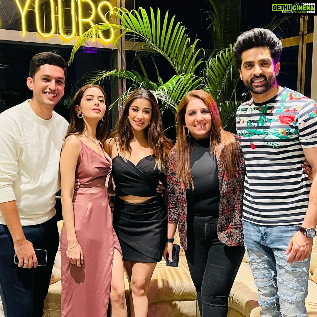 Madhuurima Instagram - #aboutlastnight 🥰 my baby’s birthday @sana_sayyad29 Fun times with @sana_sayyad29 @munishakhatwani @ishneet_94 @imzi995 #birthday #birthdaygirl #birthdaywishes #birthdaybash #friendship #friendshipgoals #friendsforever #explore #happy #happiness