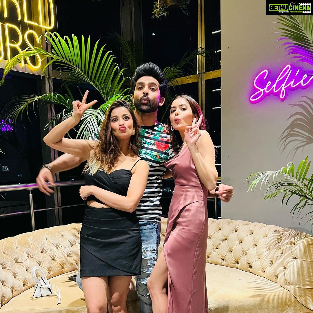 Madhuurima Instagram - #aboutlastnight 🥰 my baby’s birthday @sana_sayyad29 Fun times with @sana_sayyad29 @munishakhatwani @ishneet_94 @imzi995 #birthday #birthdaygirl #birthdaywishes #birthdaybash #friendship #friendshipgoals #friendsforever #explore #happy #happiness