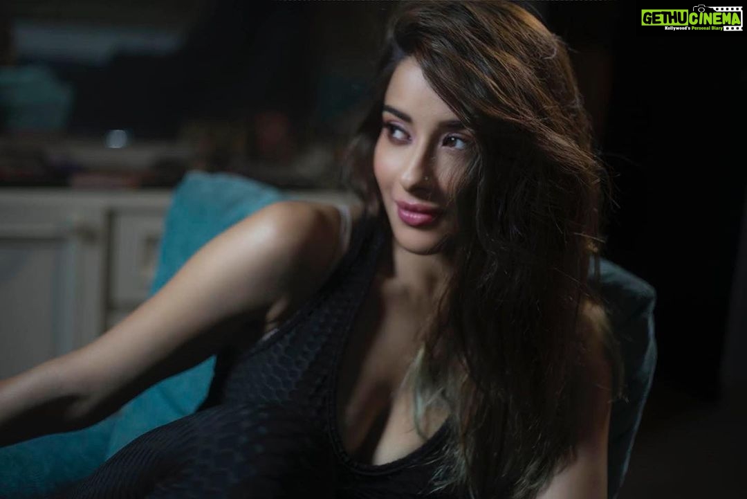 Madhuurima Instagram - Nothing shakes the smiling heart❤️ Shot by @shirazbhattacharya Mua @nikharproartist #explore #pic #picoftheday #pictureoftheday #black #cute #insta #inspiration #instalike #instadaily #lovestory #loveyourself