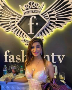 Madhuurima Instagram - Fun night @ftvstudios_ with buddies ❤️❤️ Makup by @mujahidshaikhmakeupartist #explorepage #explore #night #nightout #party #night #baby #funny #crazy