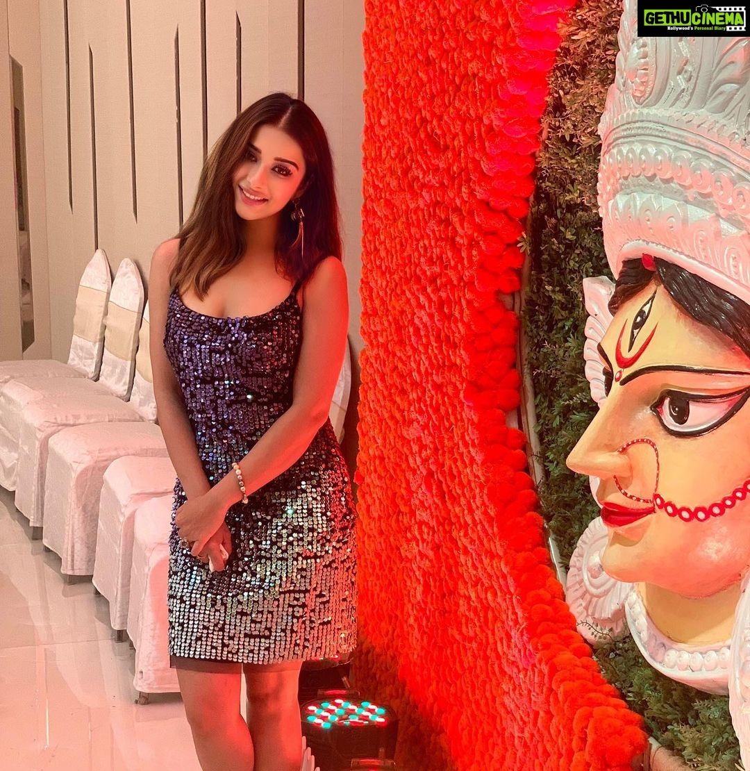 Madhuurima Instagram - Happy Vijayadashami! Let the joy of festivity embrace you & your loved ones on the occasion of Dussehra! Very happy Vijayadashami to you & your family! May all the tensions in your life burn along with the effigy of Ravana.❤️. ( wearing a wrong dress as I coming straight from a function but god doesn’t judge 🥰) #dassera #vijay #vijaydashmi