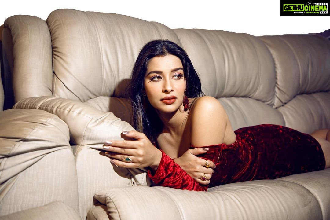Madhuurima Instagram - Accept what life offers you and try to drink from every cup. ... ❤️ Shot by @akshayrathodphotography #trending #explore #instagram #instadaily #instamood #instalove #loveislove #lovemyself #lovemylife #red #velvet #wine