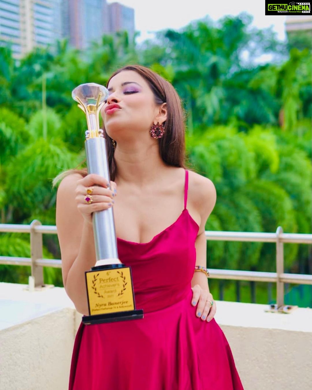 Madhuurima Instagram - Winning the perfect woman achiever ❤️. Thank you for the honour ❤️ 👗 @stylebyayesha_ @the_label_vee 📷 @portraitshelter #explore #awards #recognition #perfect #perfectwoman #power #powerstar