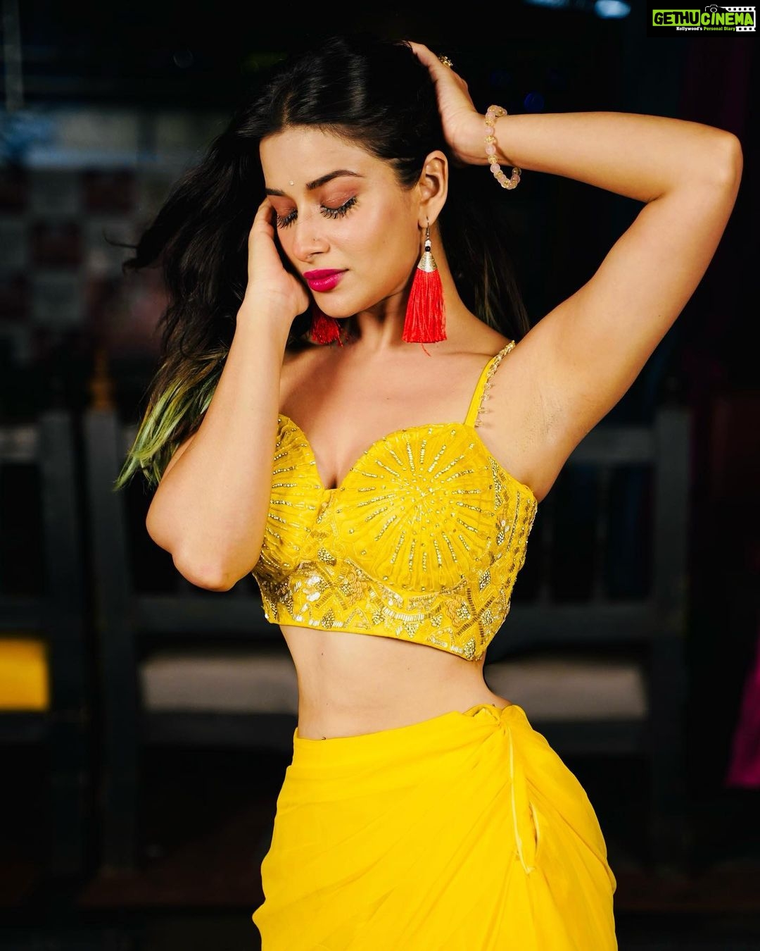 Madhuurima Instagram - I really just want to be warm yellow light that pours over everyone I love. .. #love #loveyou #lover #loveyourself #lovelife #loveislove #loveisintheair #gratitude #explore #instapic