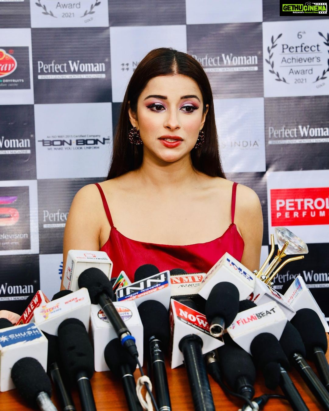 Madhuurima Instagram - Winning the perfect woman achiever ❤️. Thank you for the honour ❤️ 👗 @stylebyayesha_ @the_label_vee 📷 @portraitshelter #explore #awards #recognition #perfect #perfectwoman #power #powerstar