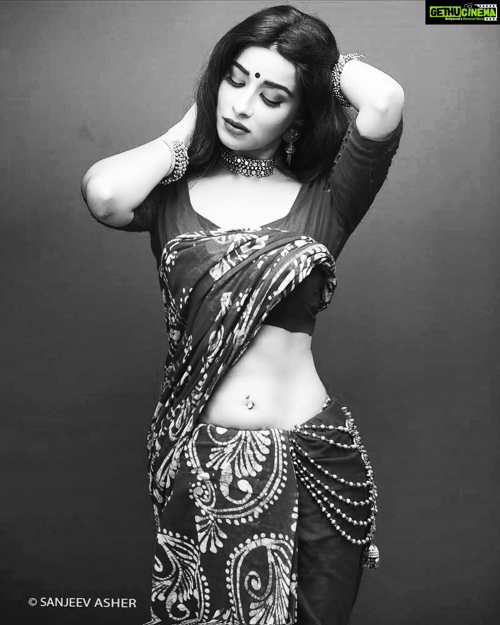 Madhuurima Instagram - A photograph always becomes a classic masterpiece when it’s in #bnw Shot by @sanjeevasherphotography #bnha #bnw_captures #bnwphotography #bnw_greatshots #bnw_rose #bnw_zone #bnw_drama #bnwmood #blackgirlmagic #blacklove #black #blackandwhitephotography #blackandwhite #picture #picoftheday #explore #instagood #instadaily #instamood #instalove #instalike #instastyle