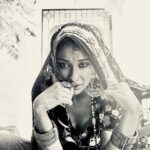 Madhuurima Instagram - Carrying a role with authenticity is an actor’s pride. I live a different life everyday. Isn’t it amazing #chakori #blackandwhite #blacklove #bnw #bnwphotography #bnwsouls #bnwmood #bnwportrait #nyrabanerjee ##rajasthani #workmode #pictureperfect #portrait #explore #ethnic
