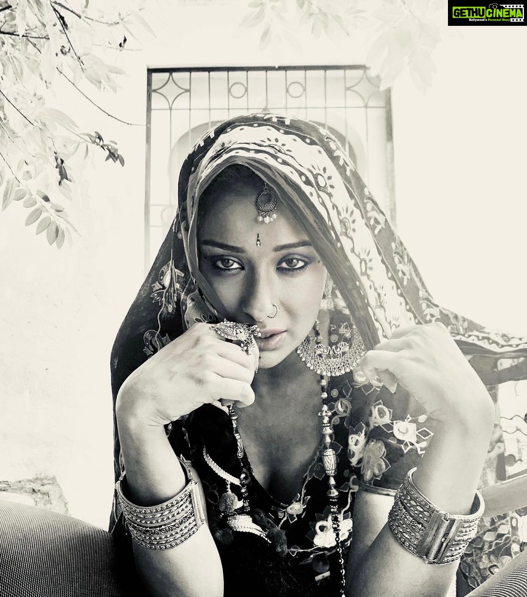 Madhuurima Instagram - Carrying a role with authenticity is an actor’s pride. I live a different life everyday. Isn’t it amazing #chakori #blackandwhite #blacklove #bnw #bnwphotography #bnwsouls #bnwmood #bnwportrait #nyrabanerjee ##rajasthani #workmode #pictureperfect #portrait #explore #ethnic