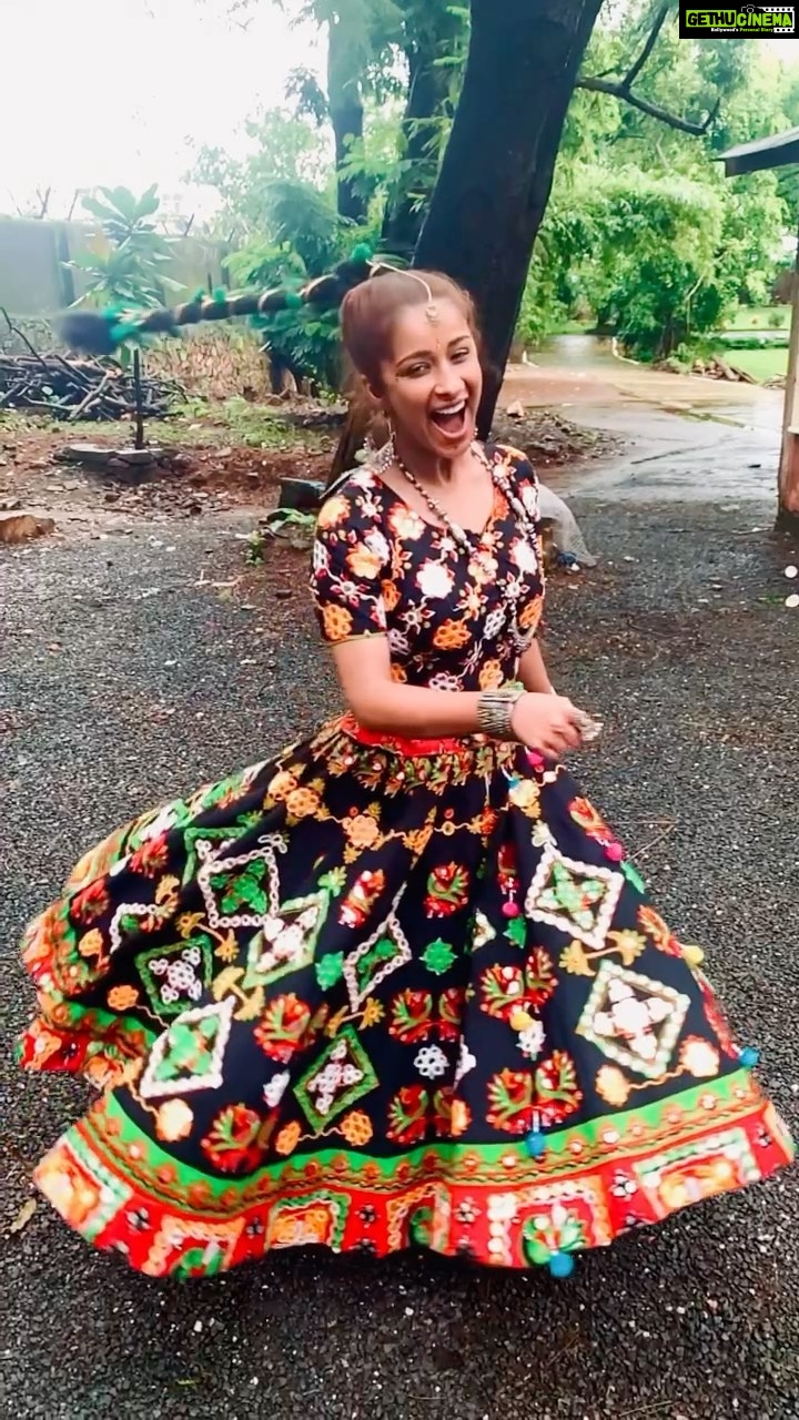 Madhuurima Instagram - Like me! but so unlike me !! Proud to be able to practice so many roles in my life . Each so distinct. Thank u god. Would u appreciate me for carrying off any look with grace or would u be a racist ? Let’s see what ppl think. Watch me on my new show #rakshabandhan @dangal_tv_channel MON-FRI 730 pm #reels #réel #reelsinstagram #reelsvideo #reelitfeelit #feelitreelit #videooftheday @dangal_tv_channel #dangal @beyonddreamsofficial