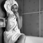 Madhuurima Instagram - Sayiyaan ne dekha aisa mei paani paani hogayi😂😂😂 #bathtub #bathtubphotoshoot #blacknwhite #bnw #bnw_captures #bn #nyrabanerjee #explore Shot by @artistry_lenses