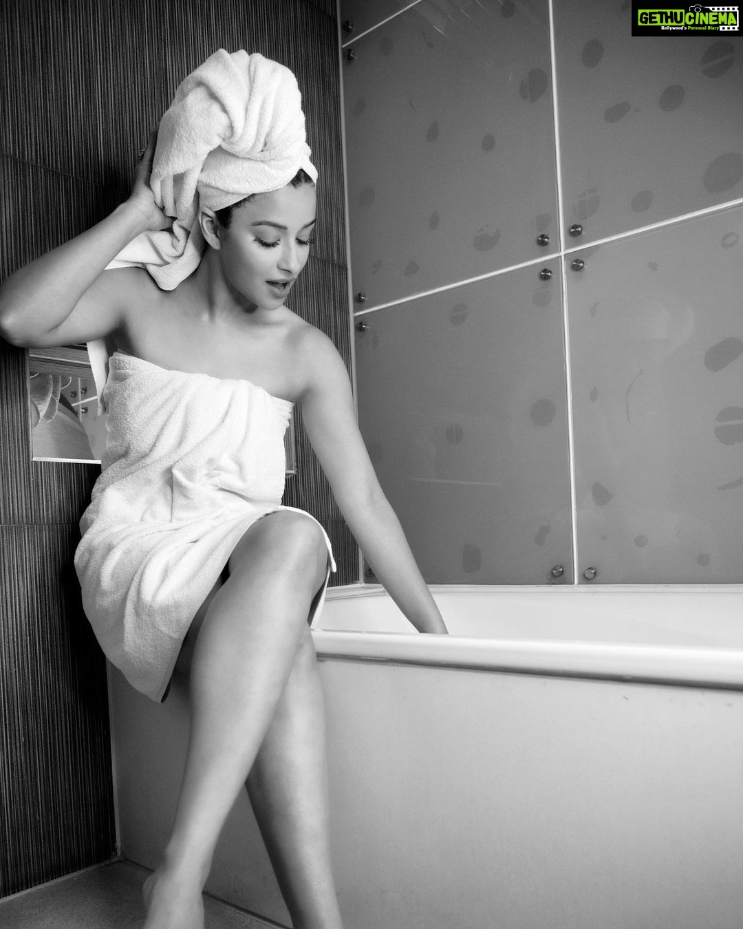 Madhuurima Instagram - 😍😍😍 Shot by @vaibhavk003 @artistry_lenses #bathtub #bathtime #photography #picoftheday #picoftheweek #picofday #black #blackandwhite #blackandwhitephotography #explore #nyrabanerjee