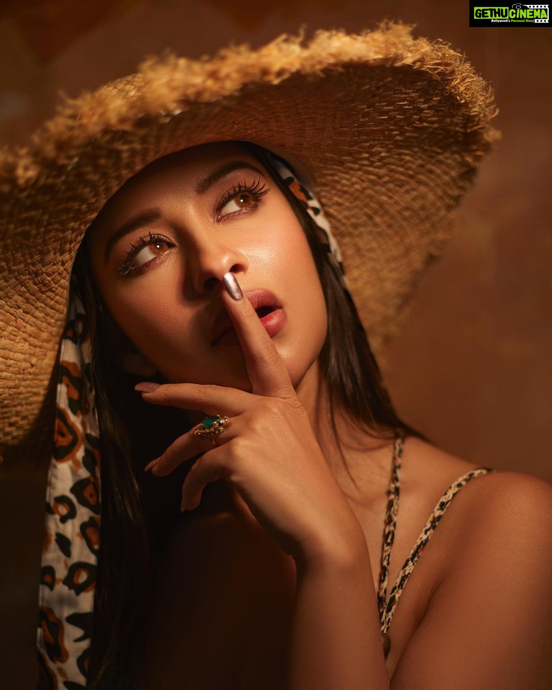 Madhuurima Instagram - Is that how I look when m thinking ??? Shot by @akshayrathodphotography #thoughts #thoughtoftheday #hollywood #bollywood #sunset #hats #sunsetphotography #sunsetlover #beauty #urbanart #conceptart