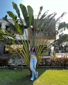 Madhuurima Instagram - I look like a green peacock with feathers of branches 💋💋 Captured by @alimercchant 🤗