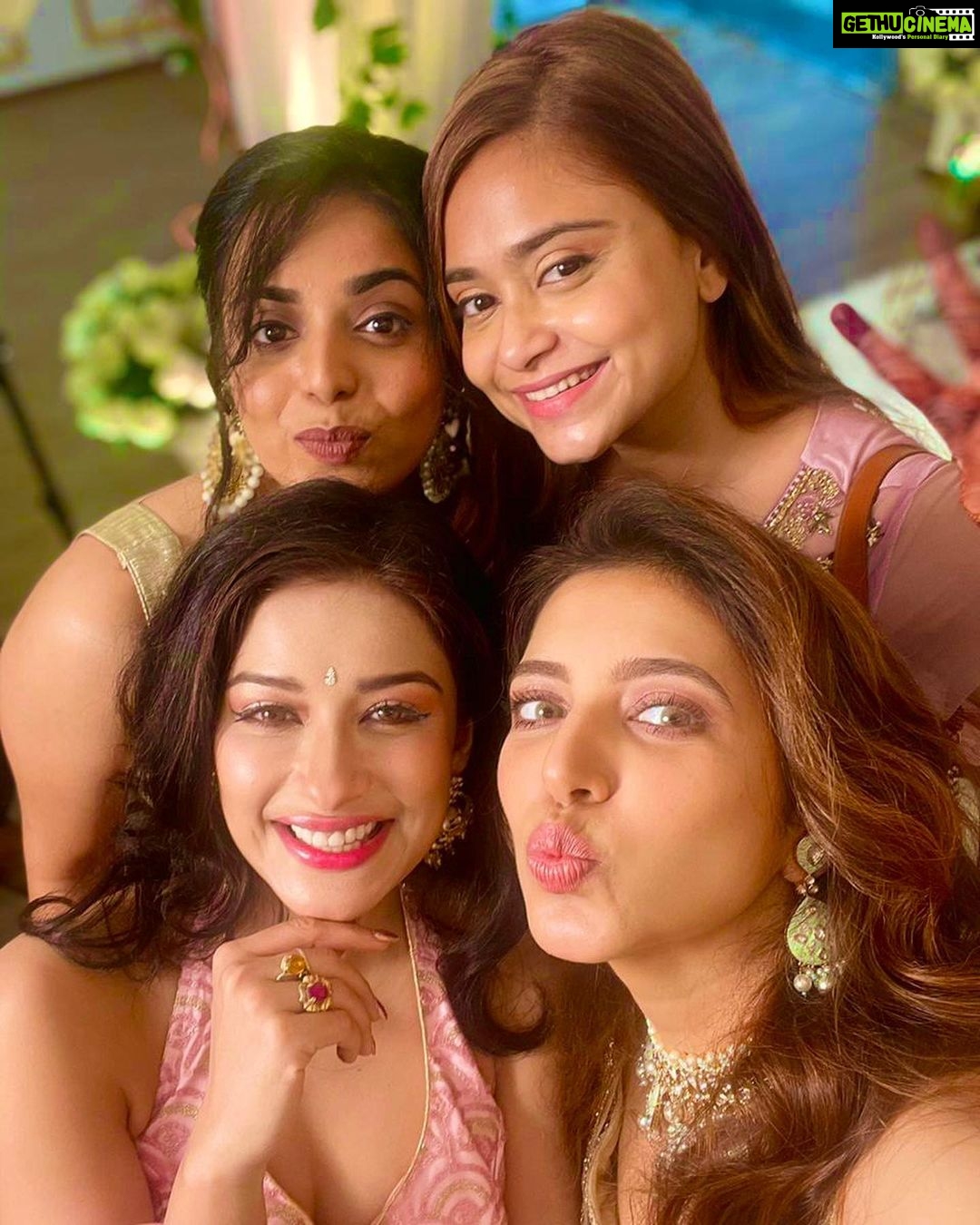 Madhuurima Instagram - The wedding bliss 💋💋💋 @nehaadhvikmahajan @ishneet_94 @habibaansari #funnyvideos #fun #crazy #masti #girlgang #beautifulgirls #prettygirls #prettyface #pinky