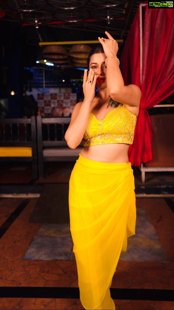 Madhuurima Instagram - Part 2 of my reel, tell me which one u guys like ?? #reels #reelsinstagram #réel #dance #yellowsaree #feelkaroreelkaro #explorepage #video @badboyshah @aasthagill @saregama_official Shot by @gaurav_visuals @angrezidhaba wearing @seasonsmumbai