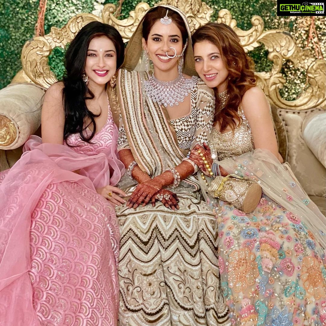 Madhuurima Instagram - The girl gang! #sanakishaadi @sana_sayyad29 @nehaadhvikmahajan @imzi995 Wearing @the_adhya_designer and @jewelrybyadhya #wedding #weddingdress #picoftheday #weddinginspiration #outfits #fashion #beauty #happiness #bliss #marriage #forever #girlgang #musketeers