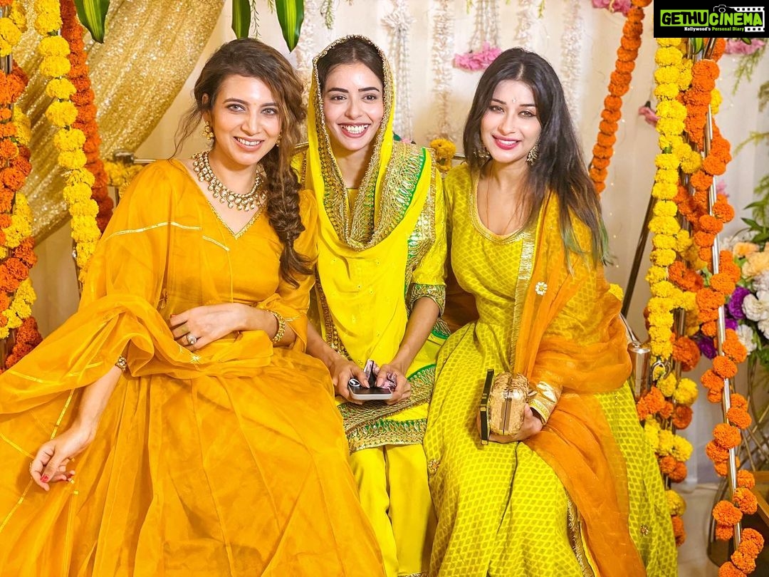 Madhuurima Instagram - Meri behen ki shaadi hai yaaaro 😍😍😍. @sana_sayyad29 with sweet @imzi995 💝. #haldiceremony Wearing @drzya_ridhisuri 👗 @nehaadhvikmahajan @adhvik_official @ishneet_94