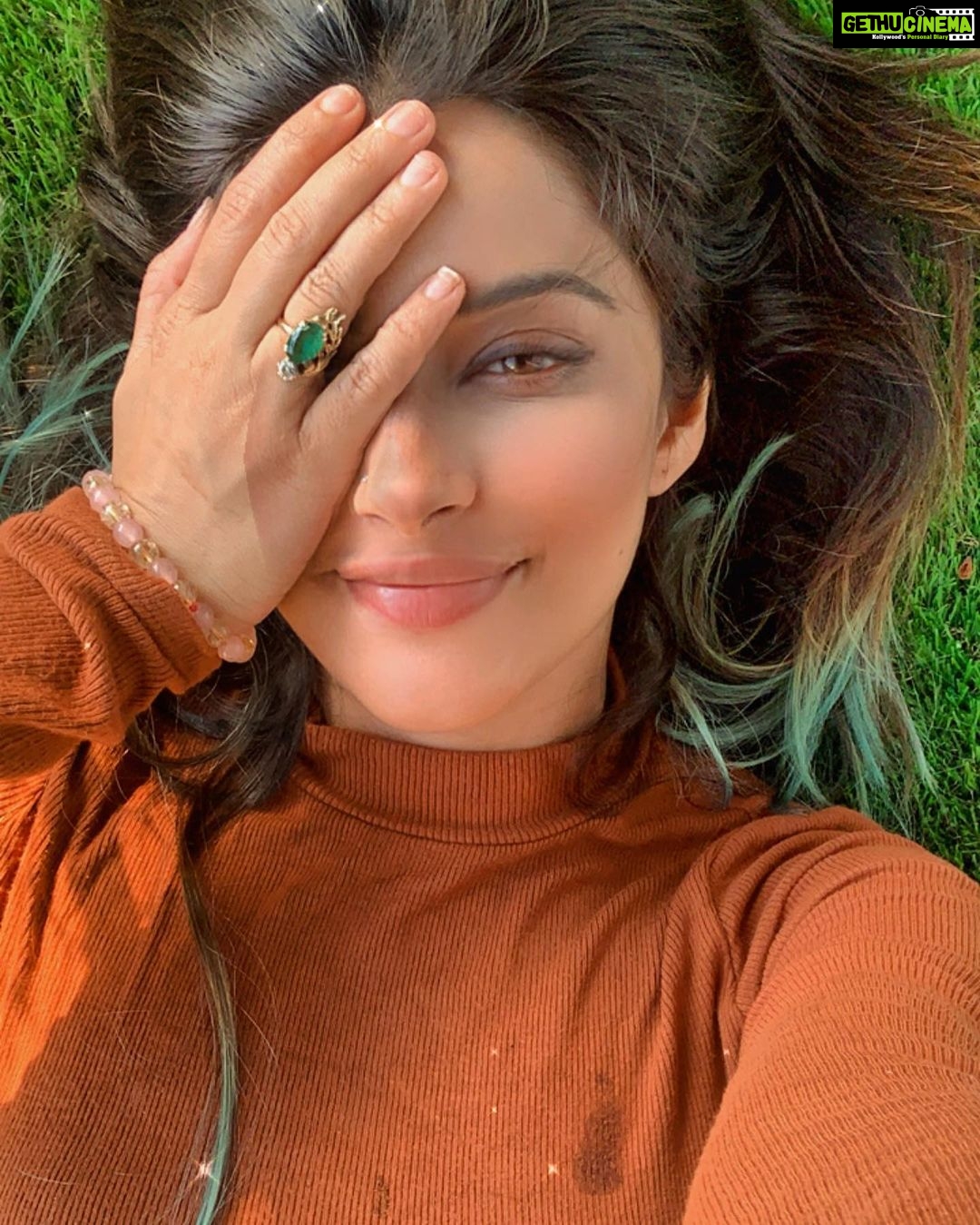 Madhuurima Instagram - Every sunset brings the promise of a new dawn. I new day , a new way , a new horizon awaits us ❤️. #eve #eveningvibes #evening #selflove #selfie #picoftheday #moodedits #eyes #peekaboo #playdate #happy #explore