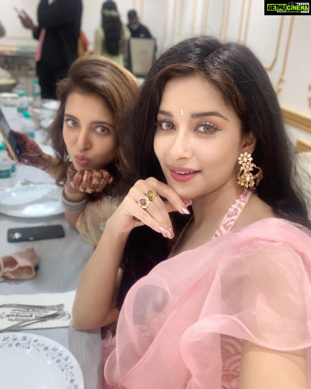 Madhuurima Instagram - The wedding bliss 💋💋💋 @nehaadhvikmahajan @ishneet_94 @habibaansari #funnyvideos #fun #crazy #masti #girlgang #beautifulgirls #prettygirls #prettyface #pinky