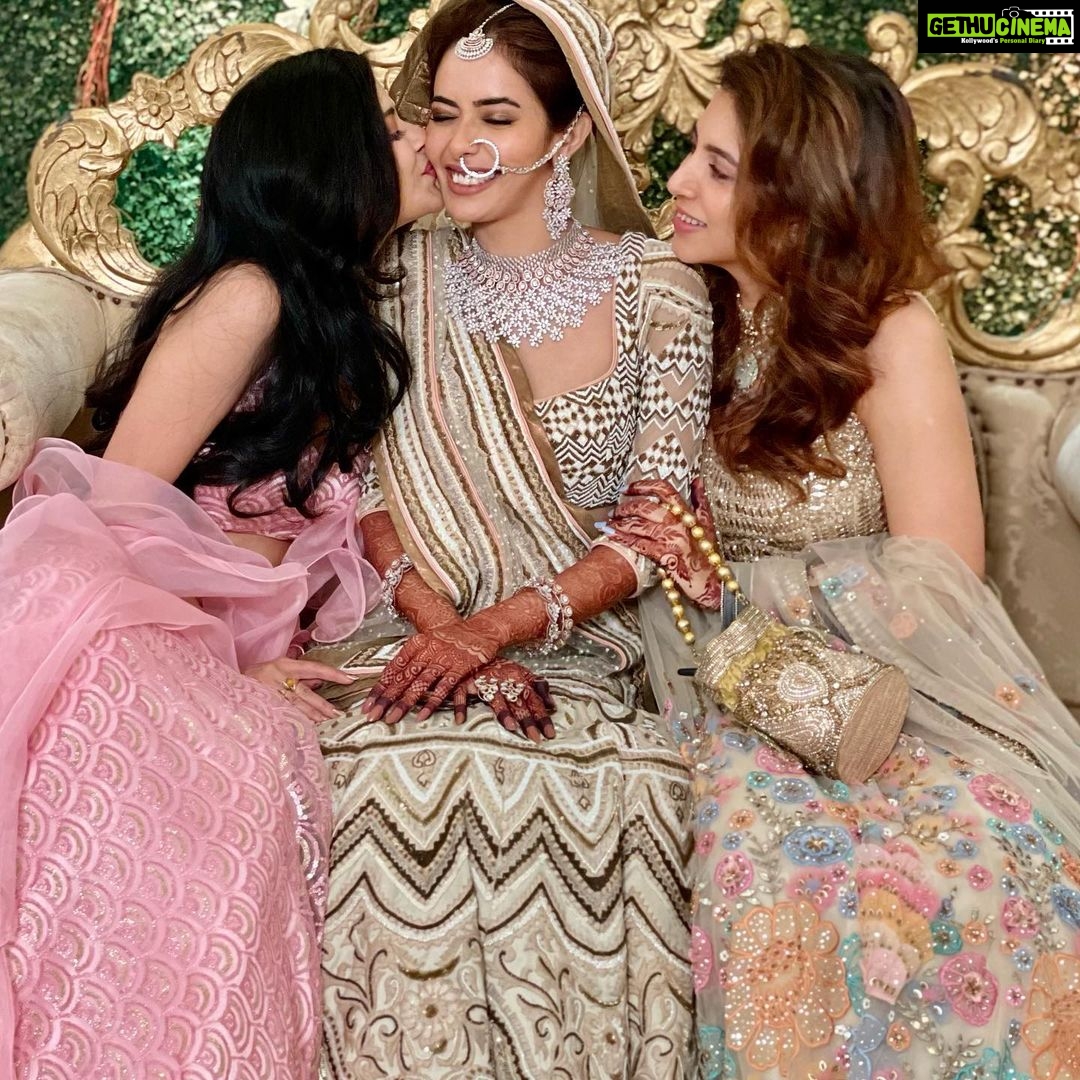 Madhuurima Instagram - The girl gang! #sanakishaadi @sana_sayyad29 @nehaadhvikmahajan @imzi995 Wearing @the_adhya_designer and @jewelrybyadhya #wedding #weddingdress #picoftheday #weddinginspiration #outfits #fashion #beauty #happiness #bliss #marriage #forever #girlgang #musketeers