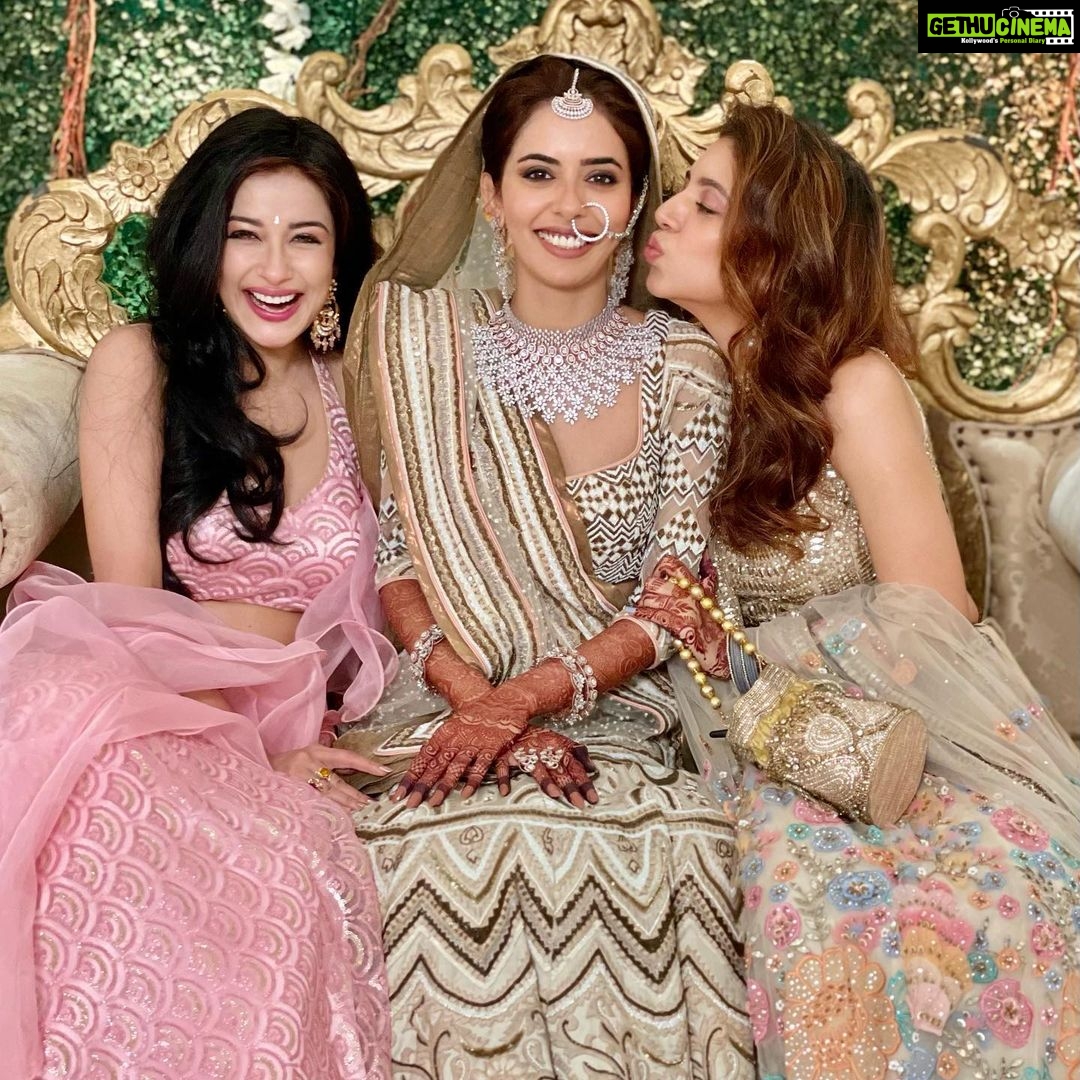 Madhuurima Instagram - The girl gang! #sanakishaadi @sana_sayyad29 @nehaadhvikmahajan @imzi995 Wearing @the_adhya_designer and @jewelrybyadhya #wedding #weddingdress #picoftheday #weddinginspiration #outfits #fashion #beauty #happiness #bliss #marriage #forever #girlgang #musketeers