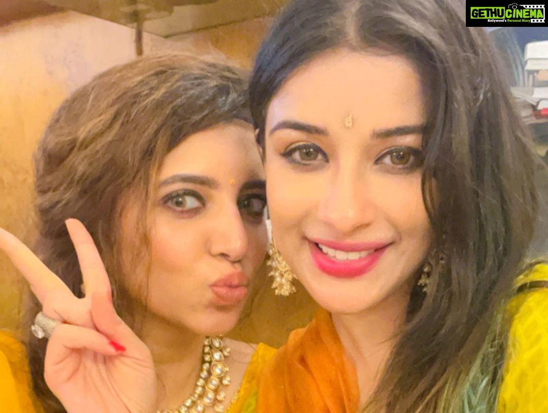 Madhuurima Instagram - Meri behen ki shaadi hai yaaaro 😍😍😍. @sana_sayyad29 with sweet @imzi995 💝. #haldiceremony Wearing @drzya_ridhisuri 👗 @nehaadhvikmahajan @adhvik_official @ishneet_94