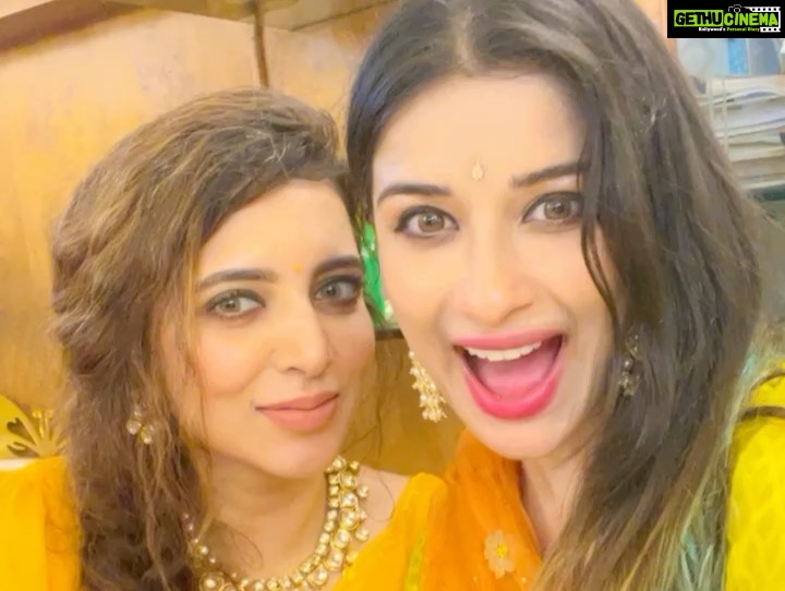 Madhuurima Instagram - Meri behen ki shaadi hai yaaaro 😍😍😍. @sana_sayyad29 with sweet @imzi995 💝. #haldiceremony Wearing @drzya_ridhisuri 👗 @nehaadhvikmahajan @adhvik_official @ishneet_94