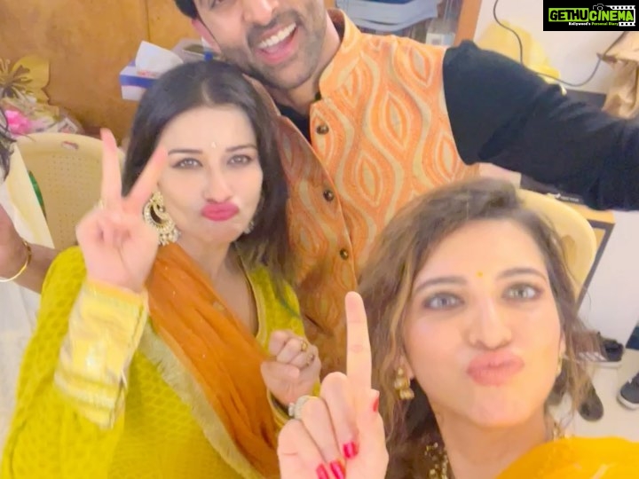 Madhuurima Instagram - Meri behen ki shaadi hai yaaaro 😍😍😍. @sana_sayyad29 with sweet @imzi995 💝. #haldiceremony Wearing @drzya_ridhisuri 👗 @nehaadhvikmahajan @adhvik_official @ishneet_94