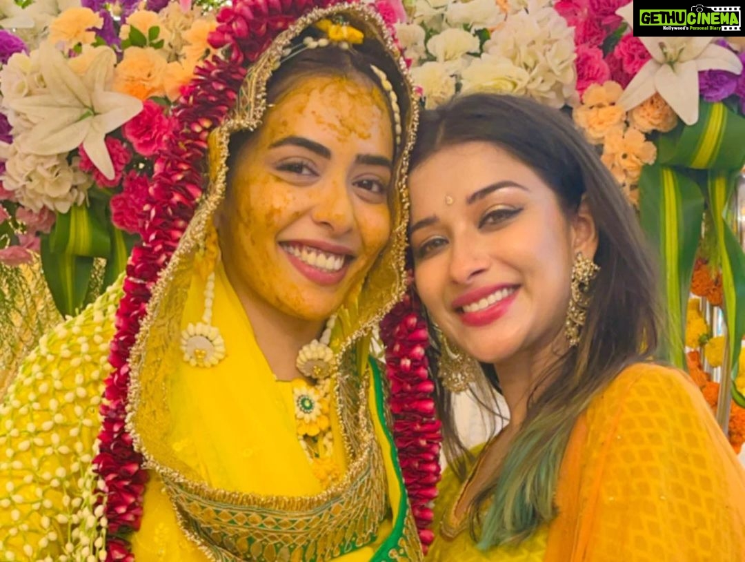 Madhuurima Instagram - Meri behen ki shaadi hai yaaaro 😍😍😍. @sana_sayyad29 with sweet @imzi995 💝. #haldiceremony Wearing @drzya_ridhisuri 👗 @nehaadhvikmahajan @adhvik_official @ishneet_94