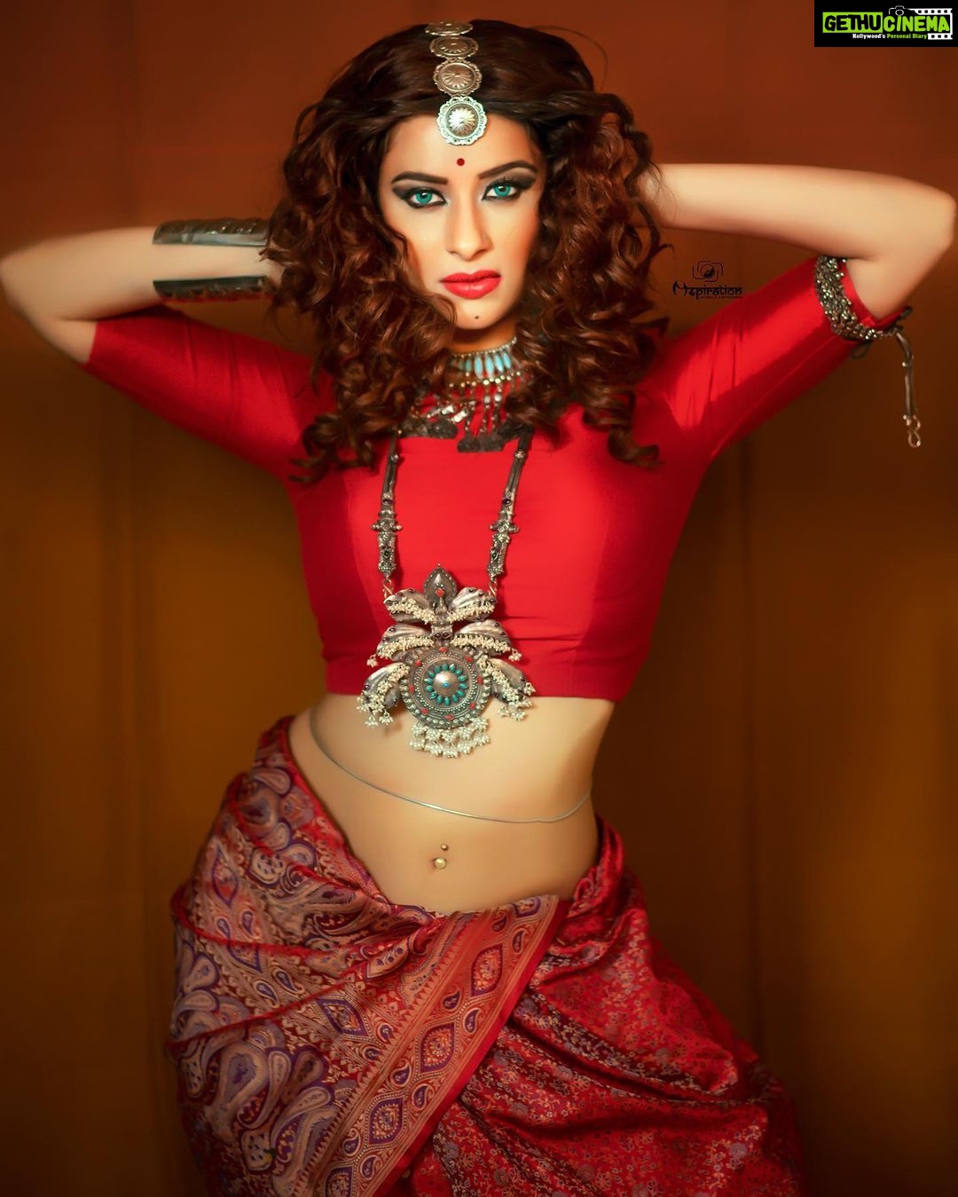 Madhuurima Instagram - In these challenging times local businesses are struggling to sustain and our own handloom industry is going through major setback Our craftsmen need us now more than ever.....now its our turn to help them who have worked hard for years to make us all look beautiful ... Let us start including our handwoven Sarees and fabrics to our wardrobes. lets just go #vocalforlocal Adorning #Himroo Saree, a forgotten weave of Maharashtra, crafted in Aurangabad. The weave has interesting history about its origin and changing interpretations with times... concept, design & styling @mrunmayiavachat outfit handcrafted by skilled artisans @nikayifashionstudio . . Hair&Makeup : . Regally BOLD & BEAUTIFUL Urban look by @makeupartisthemal . . antique Silver jewellery @amoudini Saree draping & photography @mspiration_lakshmiwankhede #saveourweaves #isupporthhandloom #supportlocalcraft #handmade #handcrafted #himroo #Sareesofinstagram #WeavesofIndia #photoshoot #silksarees #sarees #sareelove #sareedraping #silks #slowfashion #beingresponsible #handwoven #sareeswag #sareestory #fashionphotography #floral #explore #instagood #instagram #instadaily #instafashion #instamood #instalove