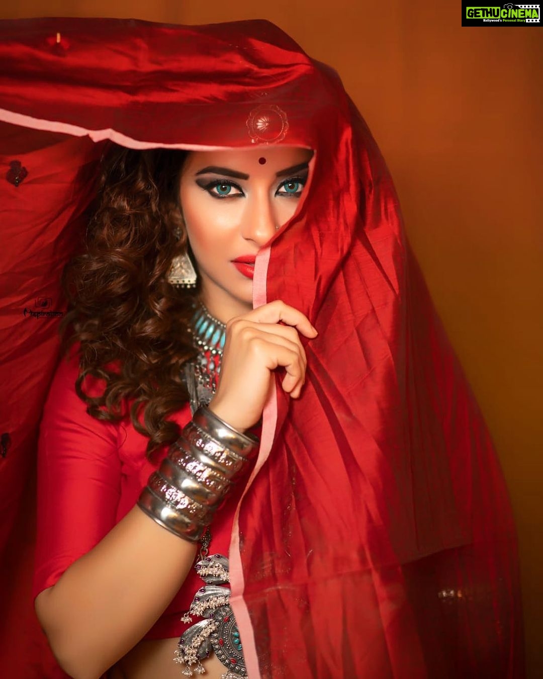 Madhuurima Instagram - In these challenging times local businesses are struggling to sustain and our own handloom industry is going through major setback Our craftsmen need us now more than ever.....now its our turn to help them who have worked hard for years to make us all look beautiful ... Let us start including our handwoven Sarees and fabrics to our wardrobes. lets just go #vocalforlocal Adorning #Himroo Saree, a forgotten weave of Maharashtra, crafted in Aurangabad. The weave has interesting history about its origin and changing interpretations with times... concept, design & styling @mrunmayiavachat outfit handcrafted by skilled artisans @nikayifashionstudio . . Hair&Makeup : . Regally BOLD & BEAUTIFUL Urban look for Me by @makeupartisthemal . . antique Silver jewellery @amoudini Saree draping & photography @mspiration_lakshmiwankhede #saveourweaves #isupporthhandloom #supportlocalcraft #handmade #handcrafted #himroo #Sareesofinstagram #WeavesofIndia #photoshoot #silksarees #sarees #sareelove #sareedraping #silks #slowfashion #beingresponsible #handwoven #sareeswag #sareestory #fashionphotography #floral #iamabluewarrior