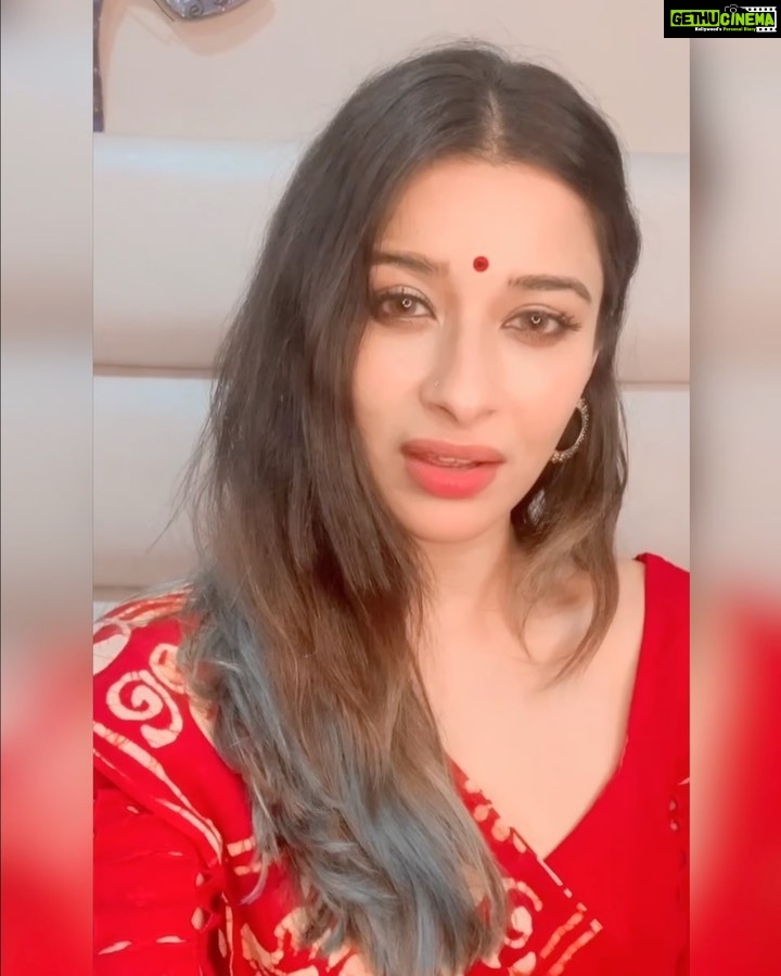 Madhuurima Instagram - #covid times ke liye ek choti se #shayari by #gulzar sahab. #poems #poem #poemsofinstagram #poemoftheday #nyrabanerjee #video #explore #musings #thoughts #red #saree #indian #traditional #gharperaho #gharpebaitho