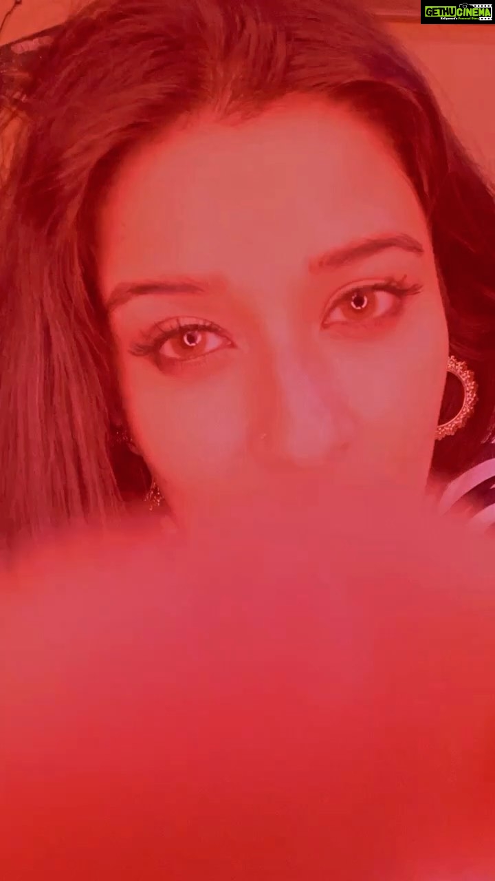 Madhuurima Instagram - Follow @joshokplease @officaljoshapp follow the trend and show off your best moves! #GirlsNightOut #viralbyjosh #viral #trending #dance #music #style.