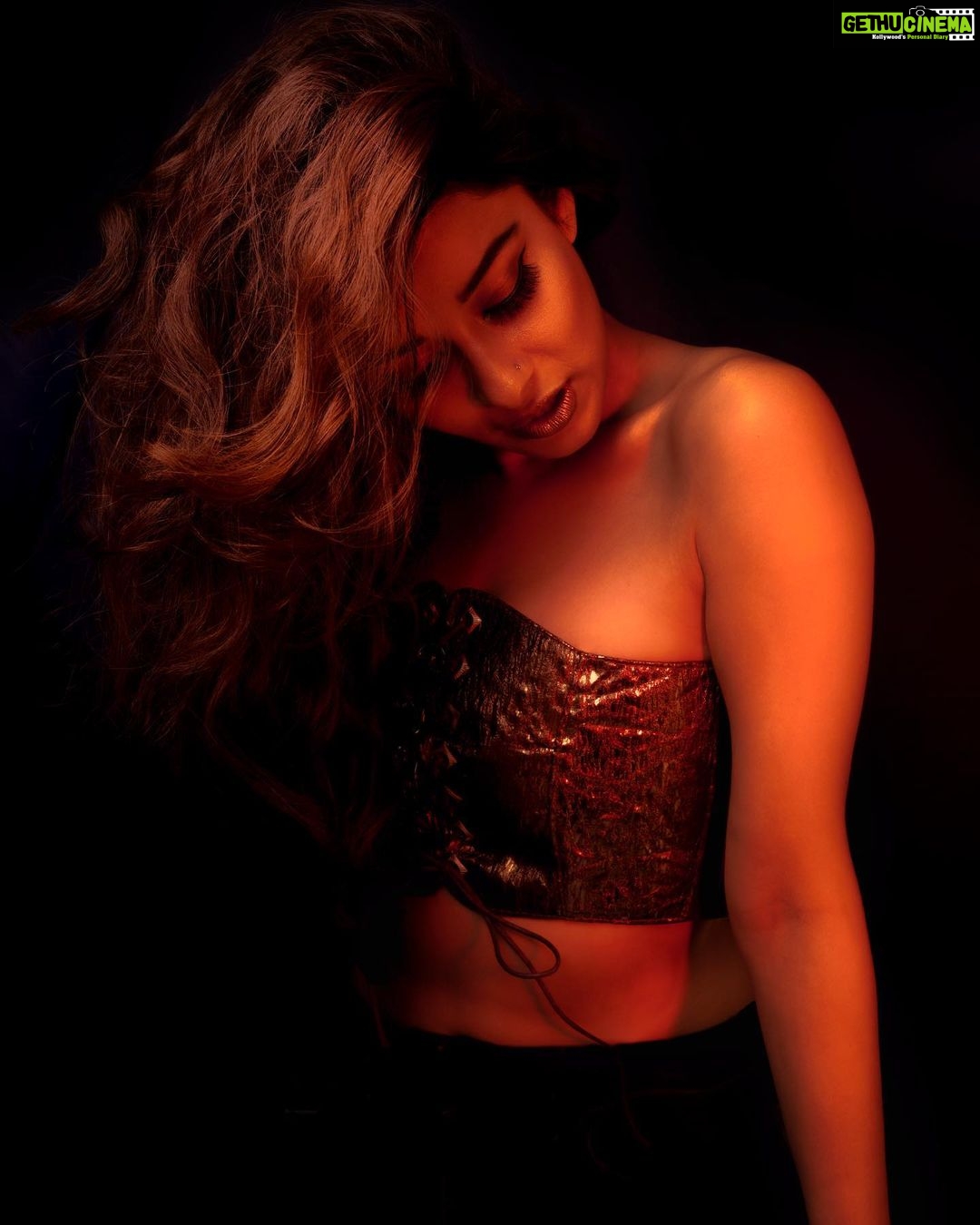 Madhuurima Instagram - Paint me copper , paint me gold ❤️❤️❤️ Shot by @painted.lenss #picoftheday #copper #explore #beauty #home #impressive #photography #mood #instagram #instagood #instadaily #insta #instamood #instafashion #instalike #instalove #instamoment
