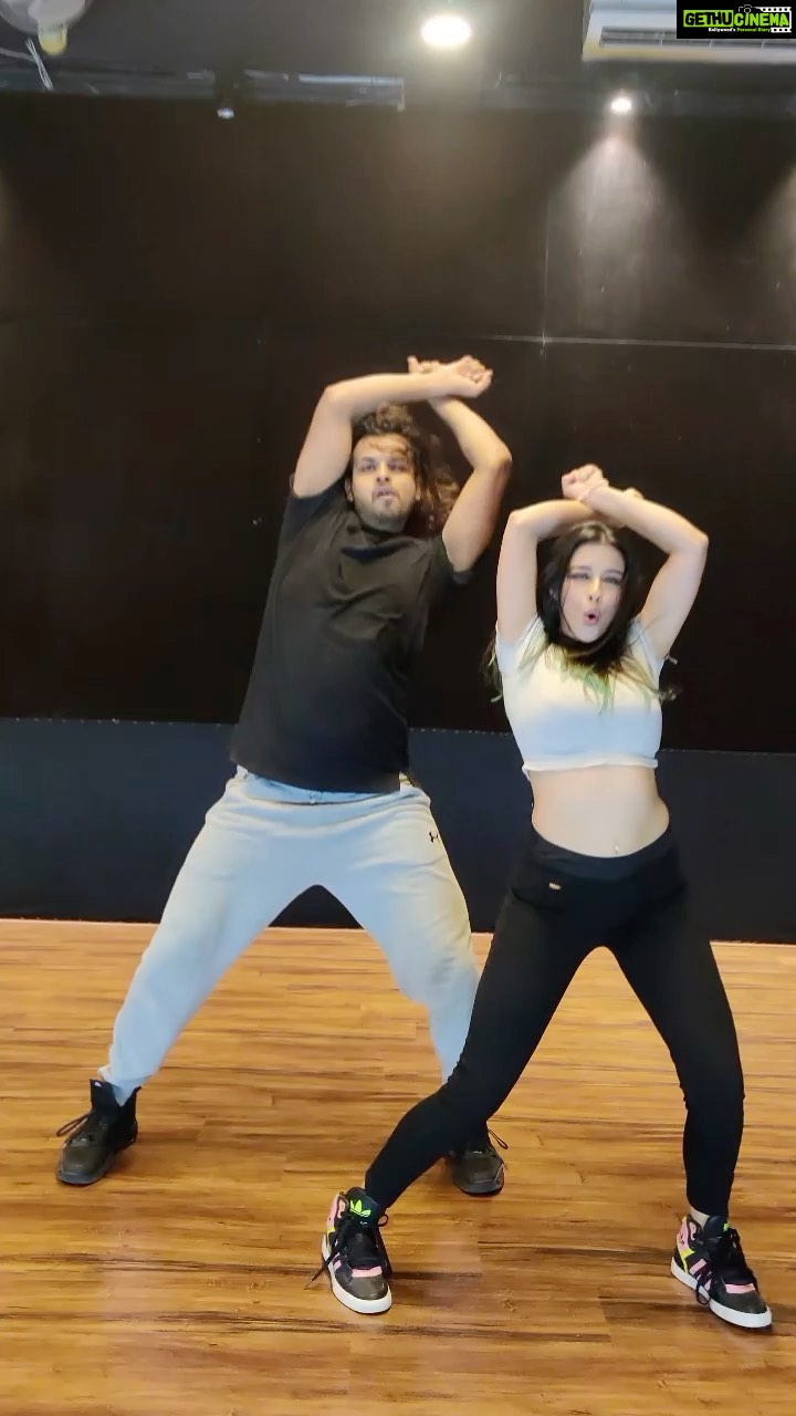 Madhuurima Instagram - Dancing to this on my birthday. Wish u happy Eid #eidmubarak Thank u soooomuch all of you fir lovely wishes ❤️❤️❤️❤️ Love this trend. This #challenge with @akshayjainofficial #birthday Video editing by @akash.yaday7245 #reels #reelsinstagram #reelitfeelit