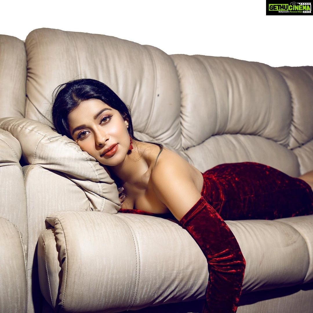 Madhuurima Instagram - Todayβs couch potato πππ. Shot by @akshayrathodphotography #explore #beauty #actress #red #instagram #potato