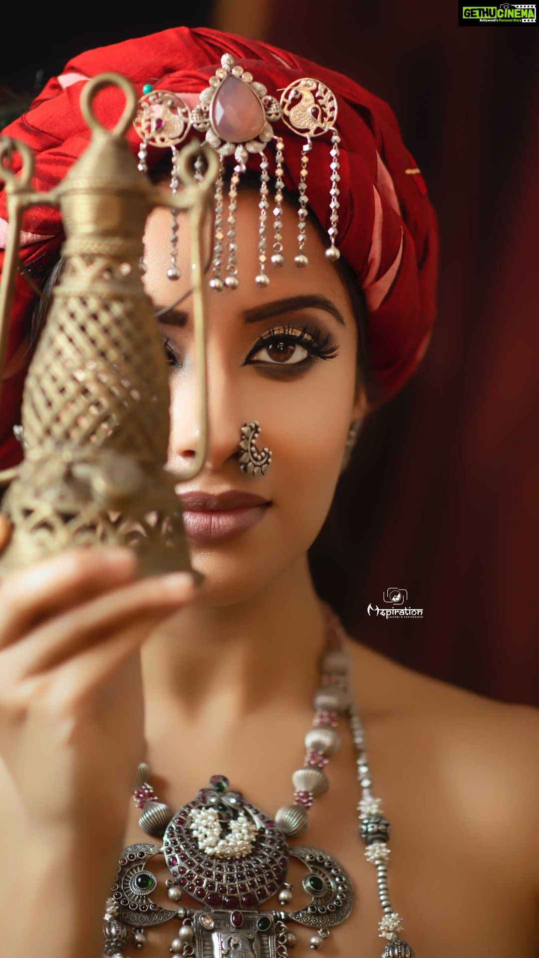 Madhuurima Instagram - For my exclusive videos follow me on @officialjoshapp This look is created using Offwhite pure silk with Red and Gold Jari Maheshwari Saree draped as dhoti paired with stapless corset top. The turban is made of red cotton silk Maheshwari fabric to complete the look #handwoven #weavesofIndia Please start including handwovens in your wardrobe... together we can make a difference to the artisan communities.. Design and Styling @mrunmayiavachat location & Outfit @nikayifashionstudio Makeup:Twinkley stars above Beautiful Drk eyes, Bright Lit Face & Nude Matte lips. Beautiful worries queen makeover for goureus @nyra_banerjee Mokever by @makeupartisthemal Draping and photography @mspiration_lakshmiwankhede Silver jewellery by @amoudinii #Sareelove #sarees #sareesofinstagram #offwhite #iwearhandloom #supportlocalartisans #vocalforlocal #handcrafted #handmade #authentic ##warrior #warrior princess #turban #womenwithturban #indianprincess #indianwarriorprincess #instadaily #instagram #instagood #explore