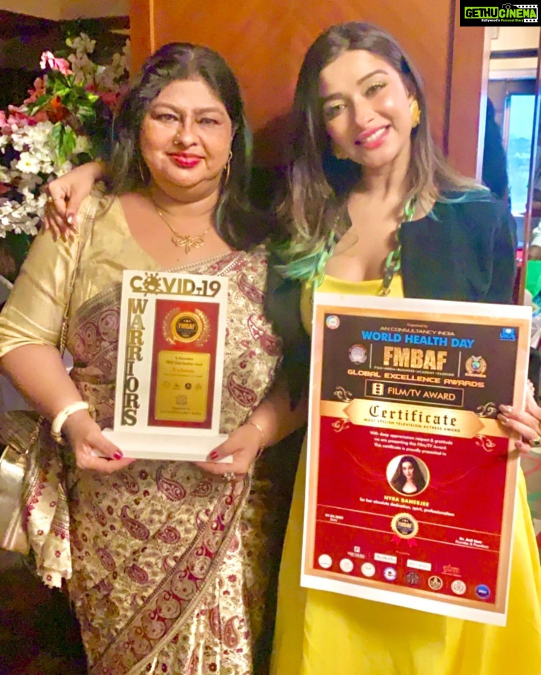 Madhuurima Instagram - Diva-ing to the hilt. Yet another one for the most stylish actor. ❤️❤️. #awards #stylish #styleicon #gorgeous #gratitude. Earrings by @khushi_artificial_jewellery