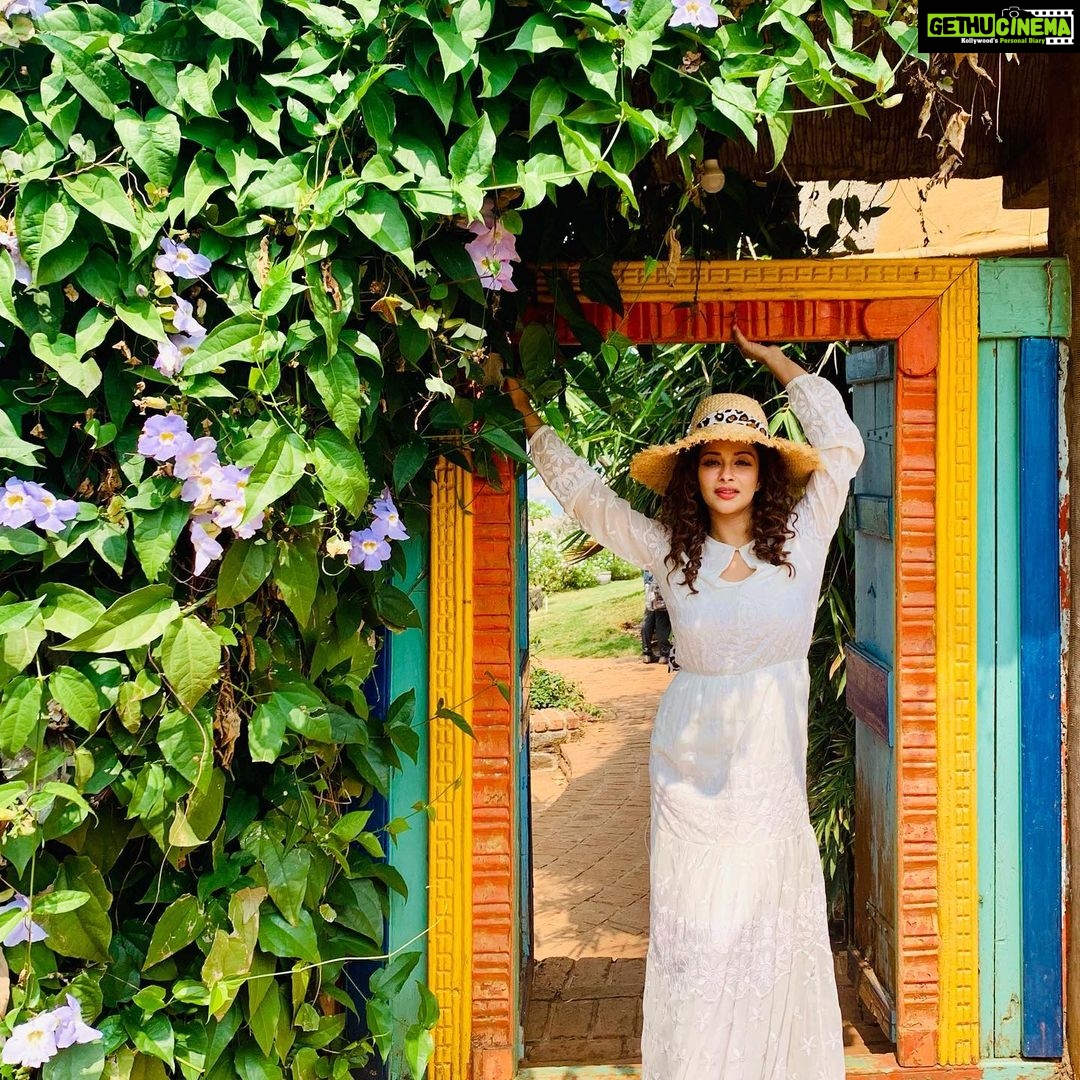Madhuurima Instagram - Green is the prime colour of the world , and that from which its loveliness arises ❤️❤️ #greenery #green #nature #naturelovers #lover #loveislove #loveisintheair #nyrabanerjee #instadaily #instagram #explore #instalike #instamood