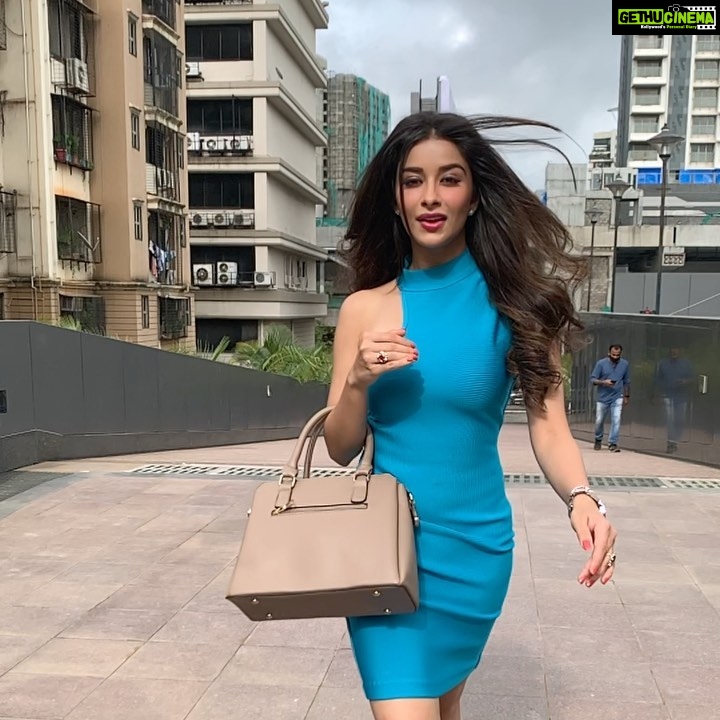 Madhuurima Instagram - A kiss by the day keeps the doctor away 😂😂😂 #kiss #kisses #kissday #nyrabanerjee #blue #explore #instadaily #instagram #instagood #instalike #instalove