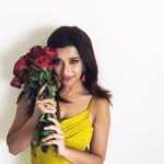 Madhuurima Instagram - Love flowers ❤️ Thanks @arindamsikdarphotography for capturing me so well 🤗
