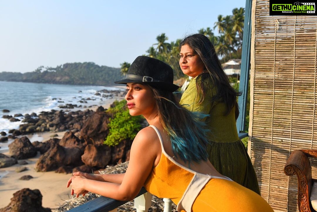 Madhuurima Instagram - Me and my mom @whitepeacockhealing looking at the scenic beauty that universe has given us. With every day going by, the bond and affection just goes stronger. Love u mommy ❤️❤️❤️. Shot by @rawfotographyseries The Cape Goa