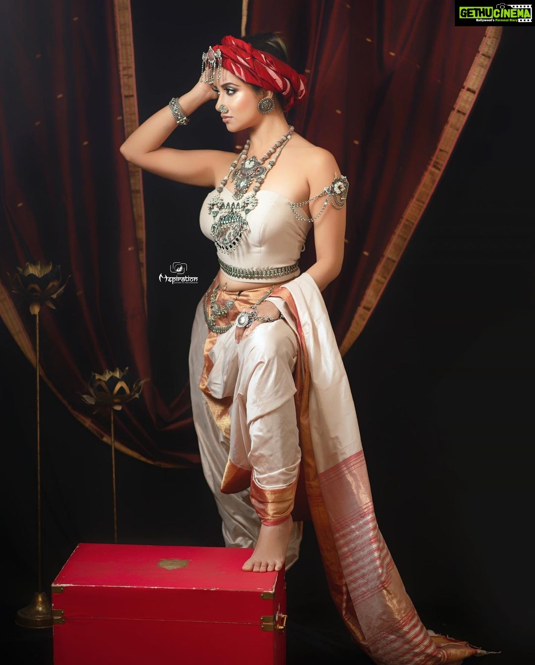 Madhuurima Instagram - This look is created using Offwhite pure silk with Red and Gold Jari Maheshwari Saree draped as dhoti paired with stapless corset top. The turban is made of red cotton silk Maheshwari fabric to complete the look #handwoven #weavesofIndia Maheshwar in Madhya Pradesh has been a centre of handloom weaving since the 5th century and the home of one of India's finest handloom fabric traditions. Please start including handwovens in your wardrobe... together we can make a difference to the artisan communities.. We all can put efforts to promote handloom products and support our handloom weavers. Design and Styling @mrunmayiavachat location & Outfit @nikayifashionstudio Makeup:Twinkley stars above Beautiful Drk eyes, Bright Lit Face & Nude Matte lips. Beautiful worries queen makeover for goureus @nyra_banerjee Mokever by @makeupartisthemal Draping and photography @mspiration_lakshmiwankhede This entire look was conceptualized keeping a warrior in mind and who better than nyra to portray it... Silver jewellery by @amoudinii #Sareelove #sarees #sareesofinstagram #offwhite #iwearhandloom #supportlocalartisans #vocalforlocal #handcrafted #handmade #authentic #fairprice #Bridal #Wedding #Festivevibes #ethnic #sareephotography #fashion #Red #indianwear #festive #saveourweaves #warrior #warrior princess #turban #womenwithturban #indianprincess #indianwarriorprincess